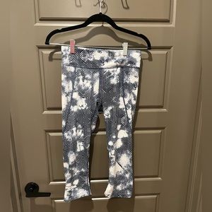 The North Face Womens Capri Leggings Medium
Drawstring Waist Blue T705
